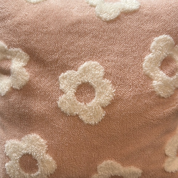2 Pink Chenille Pillow Cover White Floral Motif 18x18 with insert. Zip closure. - Picture 5 of 6